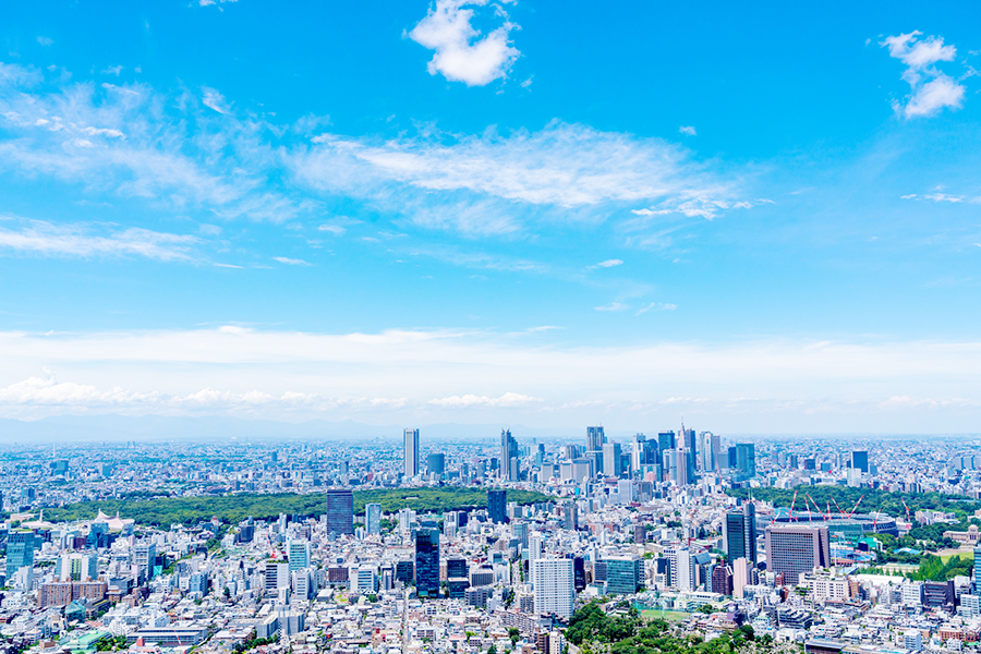 画像:青空と町